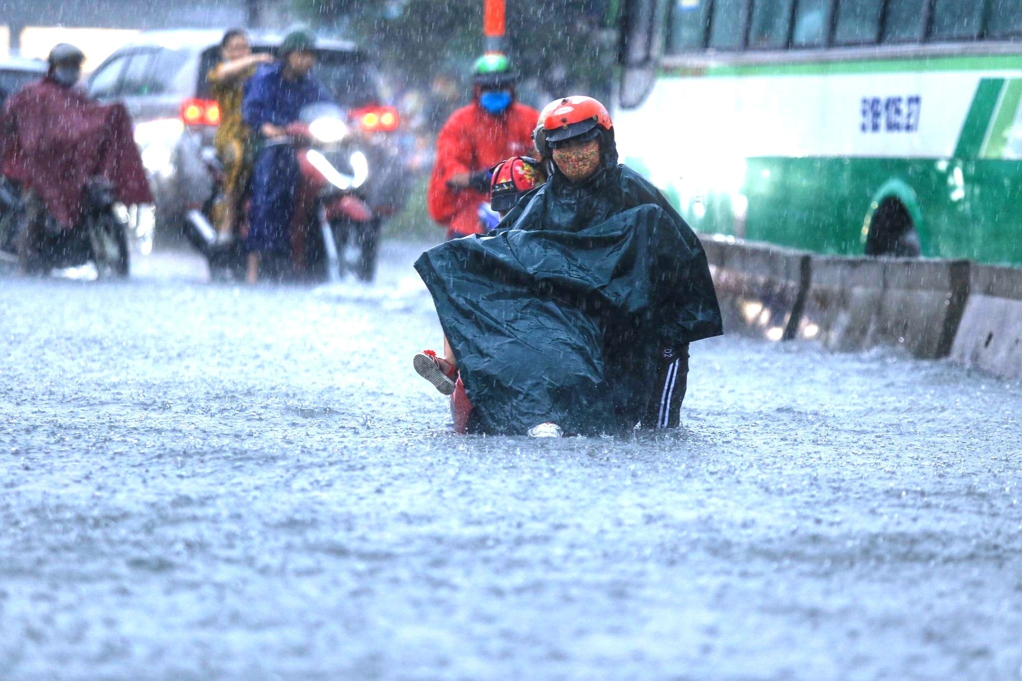 TP.HCM mưa to ngay giờ tan tầm, nhiều tuyến đường bị ngập nước